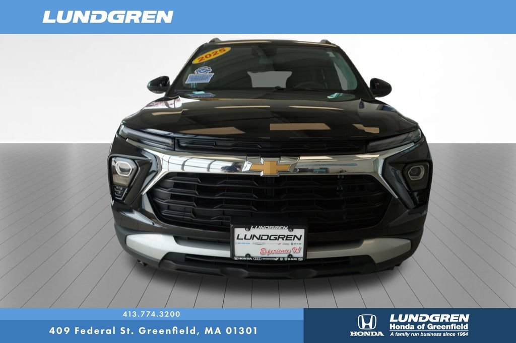 Used 2025 Chevrolet TrailBlazer LT AWD/4WD image 2