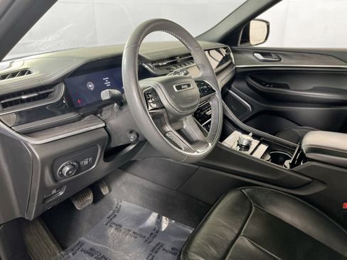 Used 2023 Jeep Grand Cherokee Overland AWD/4WD image 9