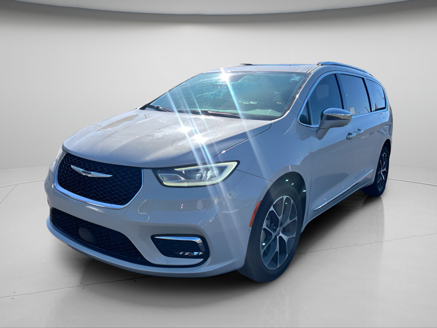Used 2021 Chrysler Pacifica Limited w/ Uconnect Theater Family Group AWD/4WD image 14