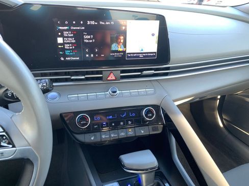 Used 2025 Hyundai Elantra SEL image 18