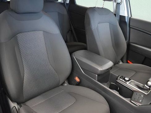 Used 2025 Kia Sportage LX image 6