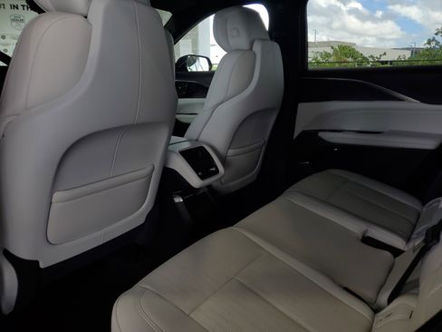 Used 2024 Cadillac Lyriq Luxury RWD image 10