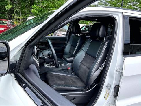 Used 2019 Jeep Grand Cherokee Altitude AWD/4WD image 10