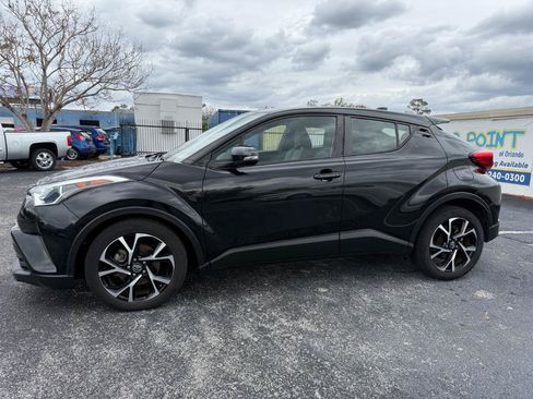 Used 2019 Toyota C-HR XLE FWD image 2