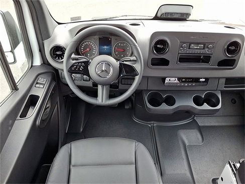 Used 2025 Mercedes-Benz Sprinter 2500 image 11