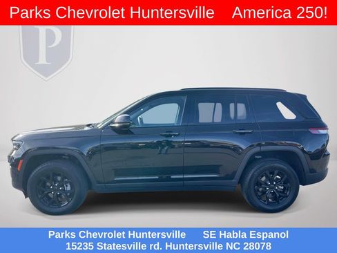 Used 2025 Jeep Grand Cherokee Altitude AWD/4WD image 4
