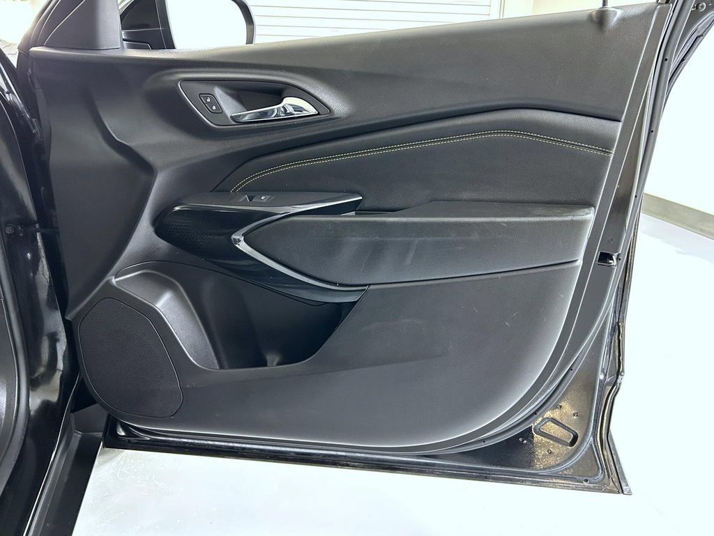 Used 2025 Chevrolet Trax LT FWD image 16