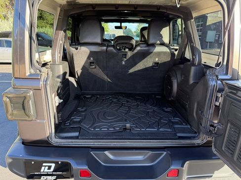 Used 2018 Jeep Wrangler Unlimited Sahara w/ Uconnect 4C Nav & Sound Group AWD/4WD image 14