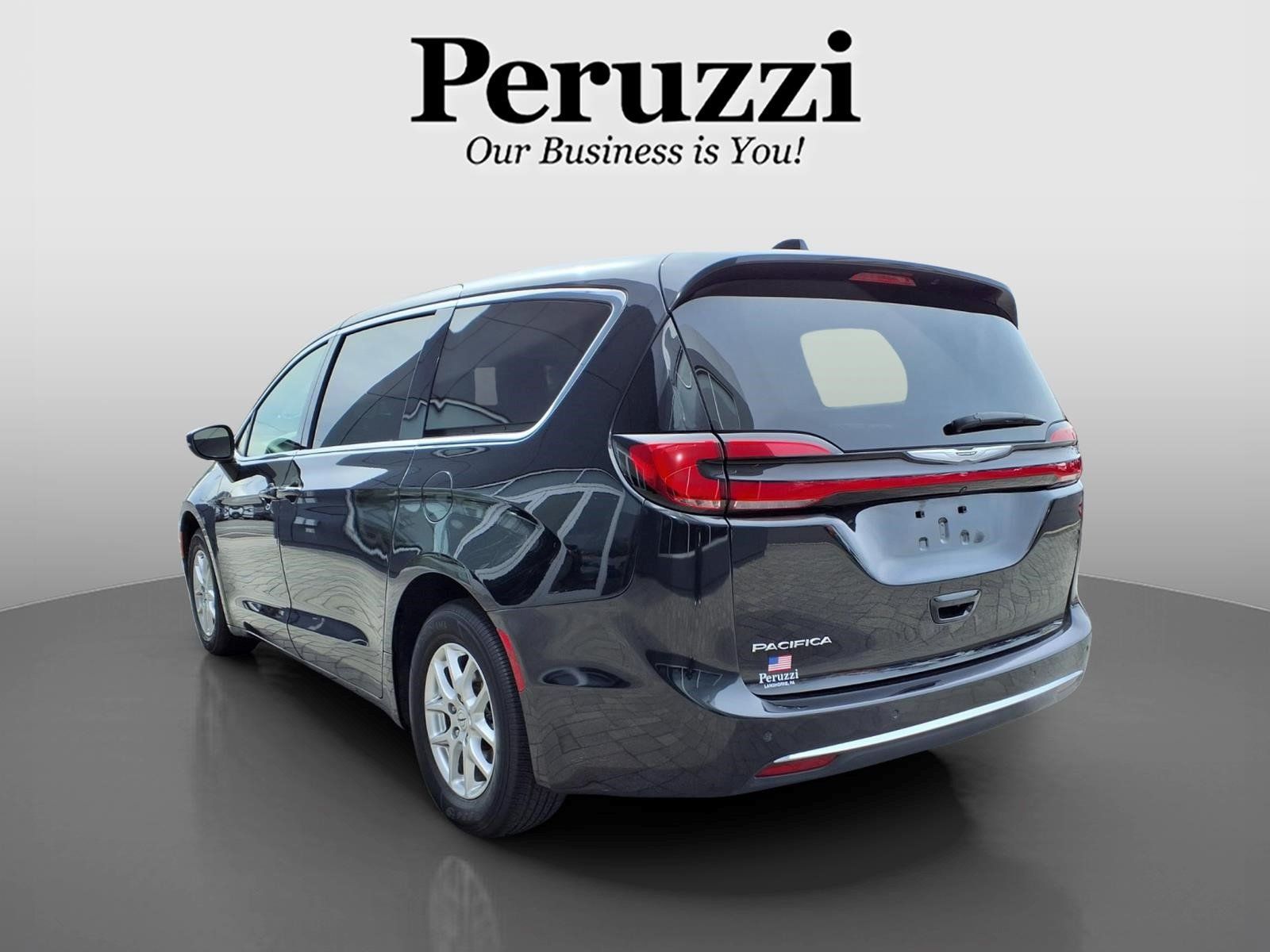 Used 2023 Chrysler Pacifica Touring-L FWD image 6