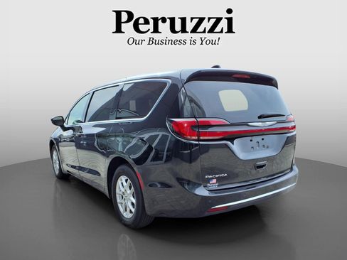Used 2023 Chrysler Pacifica Touring-L FWD image 6