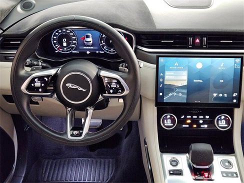 Used 2023 Jaguar F-PACE SVR image 27