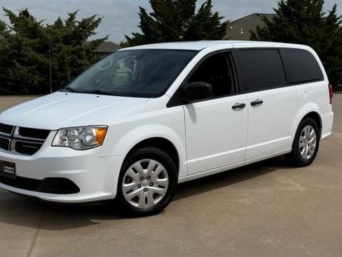 Used 2019 Dodge Grand Caravan SE w/ UConnect Hands-Free Group FWD image 2