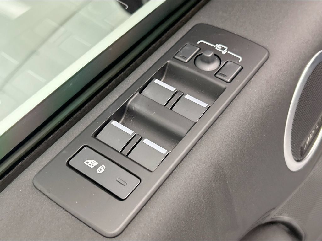 Certified 2025 Land Rover Discovery S AWD/4WD image 22
