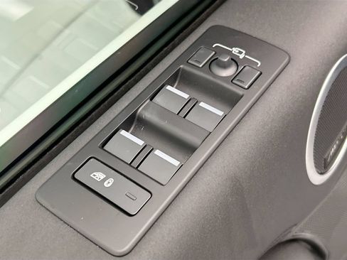 Certified 2025 Land Rover Discovery S AWD/4WD image 22
