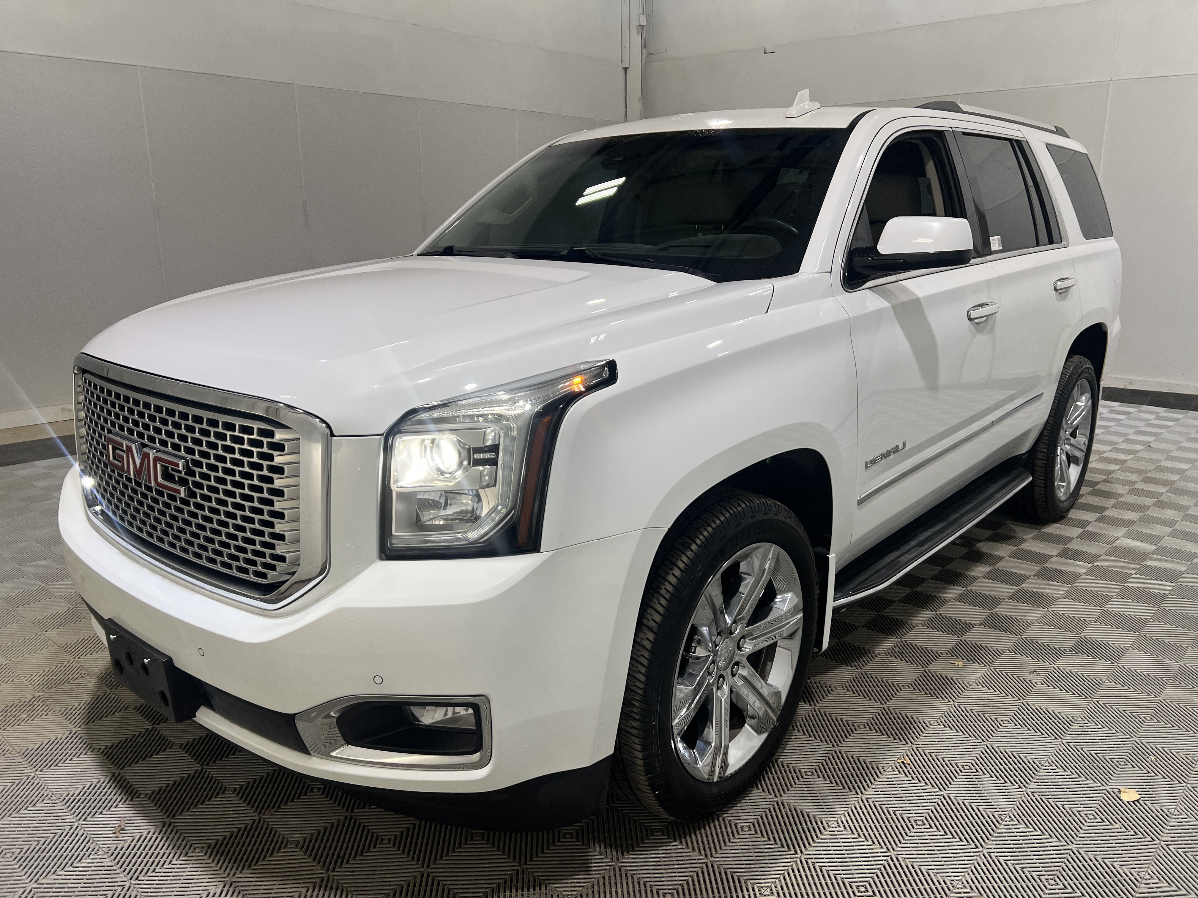 Used 2017 GMC Yukon Denali AWD/4WD image 1
