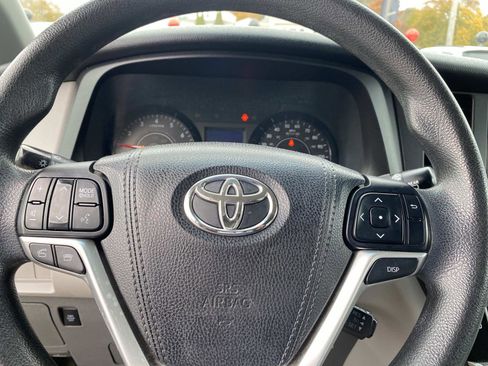 Used 2017 Toyota Sienna LE image 13