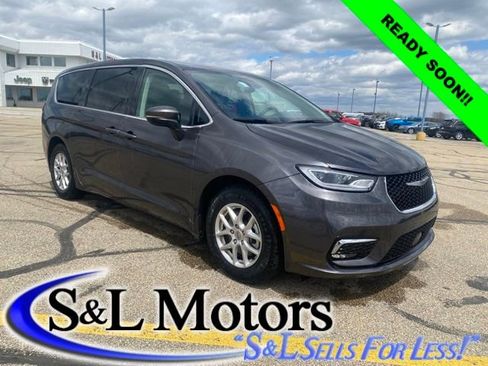 Used 2023 Chrysler Pacifica Touring-L FWD image 1