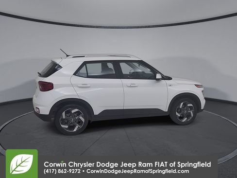 Used 2025 Hyundai Venue SEL FWD image 16