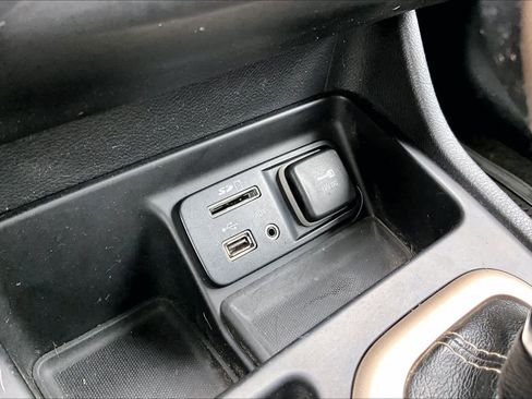 Used 2015 Jeep Cherokee Sport FWD image 32