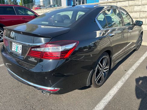 Used 2017 Honda Accord Touring image 2