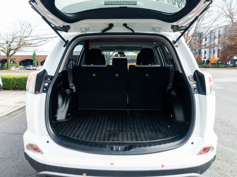 Used 2018 Toyota RAV4 XLE image 7