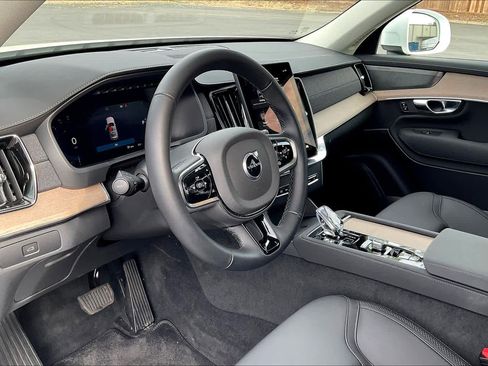 Used 2025 Volvo XC90 B5 Plus w/ Protection Package Premier image 17