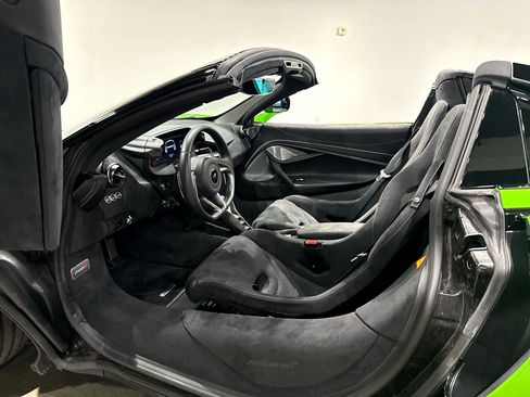 Used 2024 McLaren 750S Spider image 18