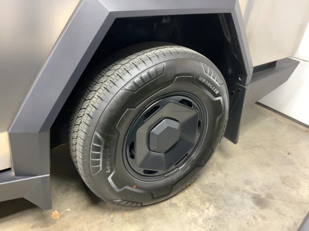 Used 2026 Tesla Cybertruck AWD Crew Cab image 9