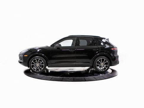 Certified 2023 Porsche Cayenne Platinum Edition image 2