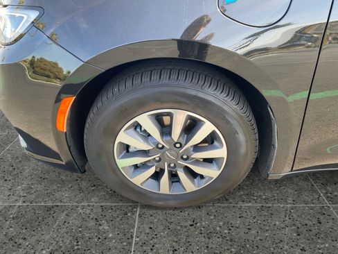 Used 2024 Chrysler Pacifica Limited FWD image 14