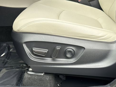 Used 2022 Toyota Corolla Cross XLE w/ Convenience Package image 14