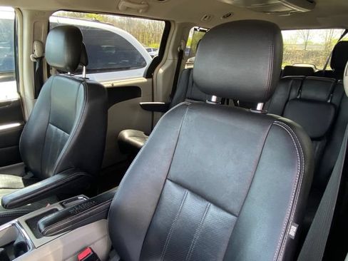 Used 2011 Chrysler Town & Country Touring-L w/ Entertainment Group #2 FWD image 6
