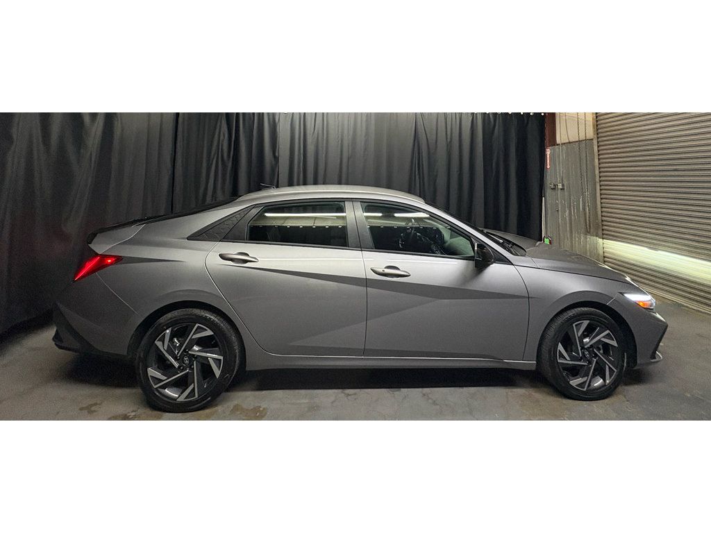 Used 2025 Hyundai Elantra SEL FWD image 4