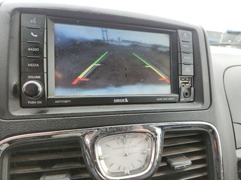 Used 2014 Chrysler Town & Country Touring image 13