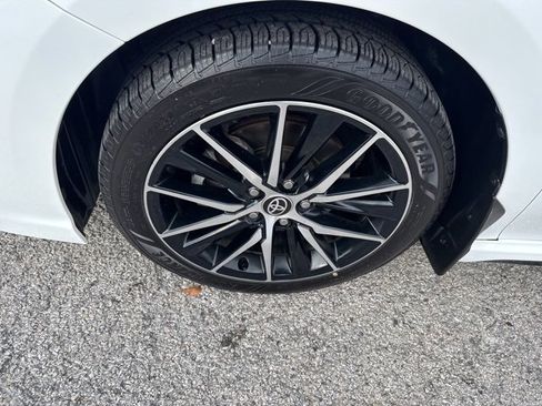 Used 2022 Toyota Camry SE image 3