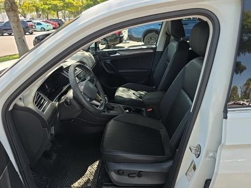 Used 2023 Volkswagen Tiguan SE w/ Panoramic Sunroof Package FWD image 10