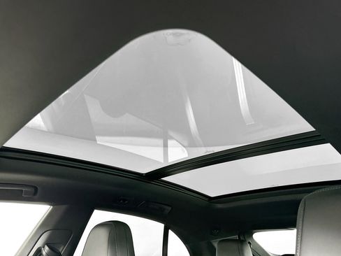 Certified 2025 Porsche Macan Electric image 37