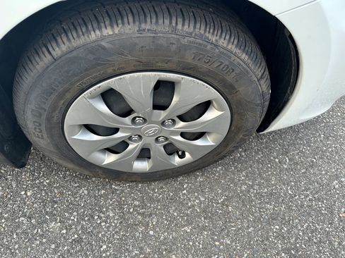 Used 2015 Hyundai Accent GS image 29