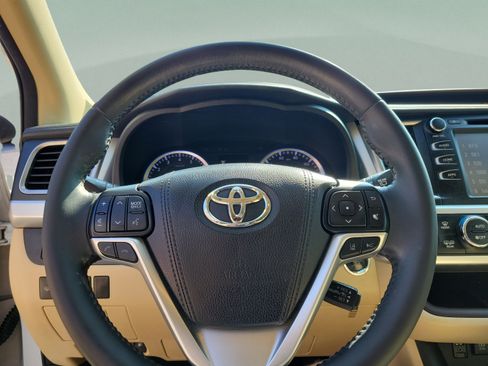 Used 2018 Toyota Highlander XLE FWD image 12