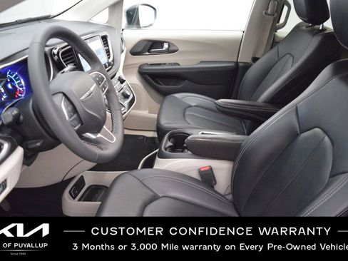 Used 2023 Chrysler Pacifica Touring-L image 10