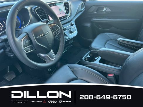 Used 2025 Chrysler Pacifica Select FWD image 10