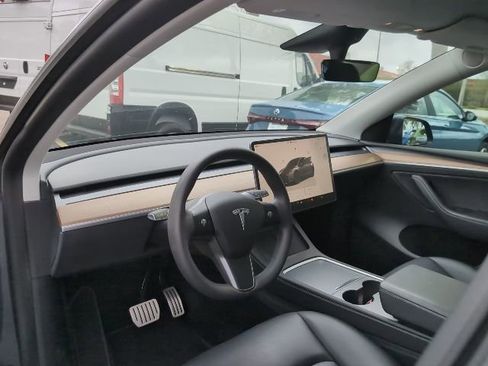 Used 2022 Tesla Model Y Performance image 8