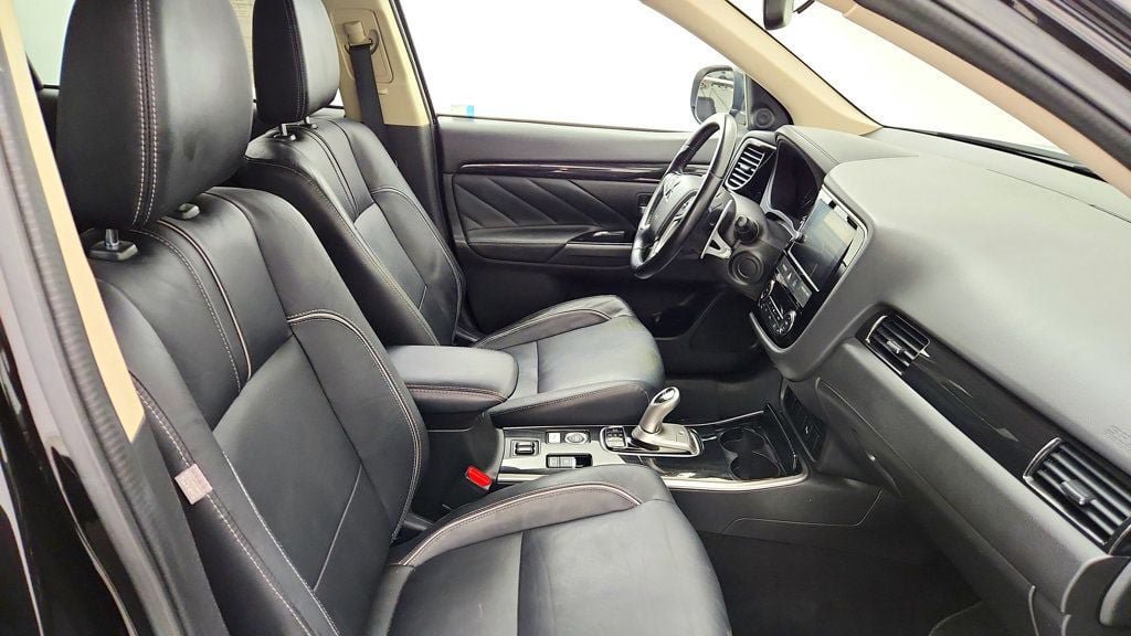 Used 2018 Mitsubishi Outlander SEL AWD/4WD image 23