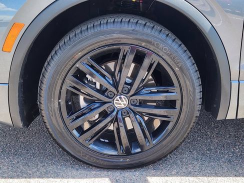 Certified 2022 Volkswagen Tiguan SE R-Line AWD/4WD image 9