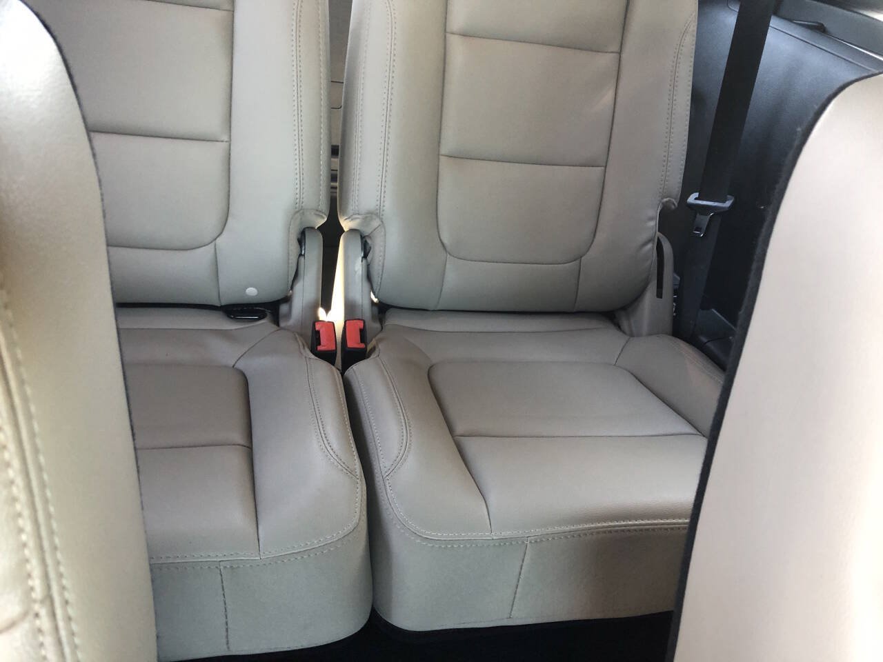 Used 2018 Ford Explorer XLT w/ Equipment Group 202A FWD image 12