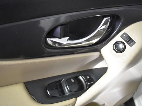 Used 2017 Nissan Rogue SV w/ SV Premium Package FWD image 8