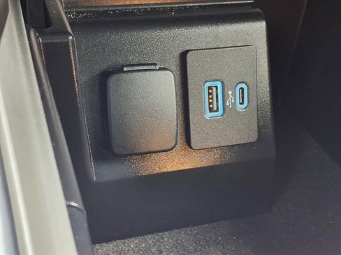 Used 2024 Ford Explorer Limited image 18