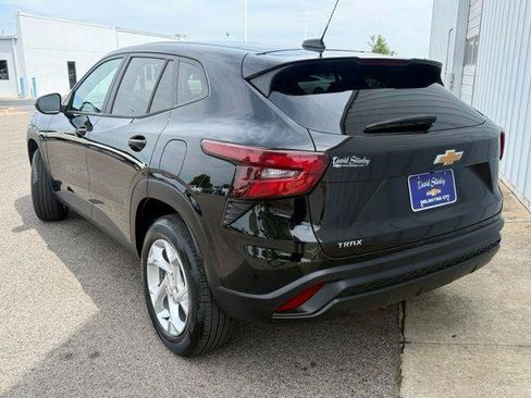 Used 2025 Chevrolet Trax LS w/ LS Convenience Package FWD image 2