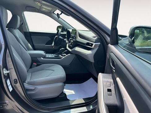 Used 2022 Toyota Highlander LE image 28