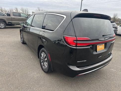 Used 2023 Chrysler Pacifica Touring-L FWD image 7